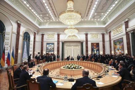 بوتين يعلن عن اتفاق لوقف اطلاق نار في اوكرانيا ومجموعة الاتصال توقع خارطة طريق لتطبيق خطة السلام 
